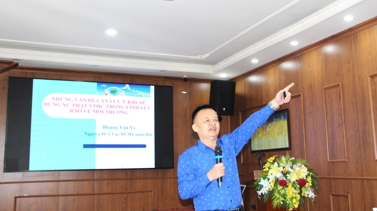 Ông Hoàng Văn Vy, trình bày chuyên đề về xử phạt vi phạm hành chính trong lĩnh vực bảo vệ môi trường. (Ảnh: Minh Phương)