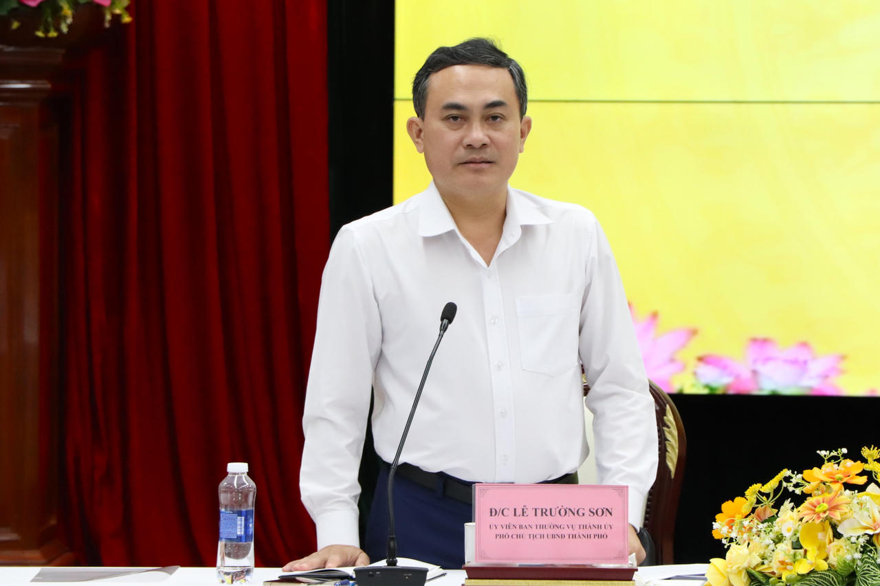 Phó Chủ tịch UBND thành phố Đồng Nai Lê Trường Sơn phát biểu ý kiến (ảnh: Khánh Toàn)