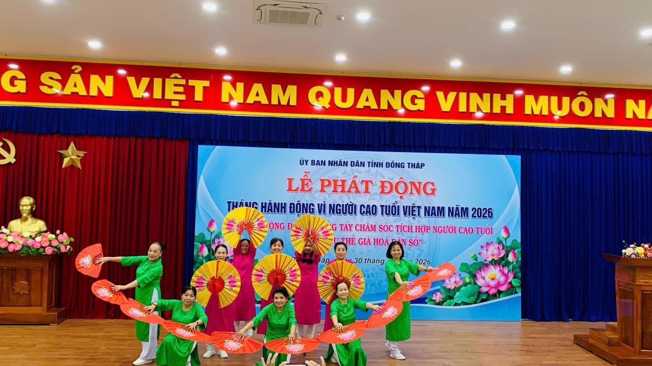 Văn nghệ chào mừng lễ phát động. Ảnh: Hồng Loan