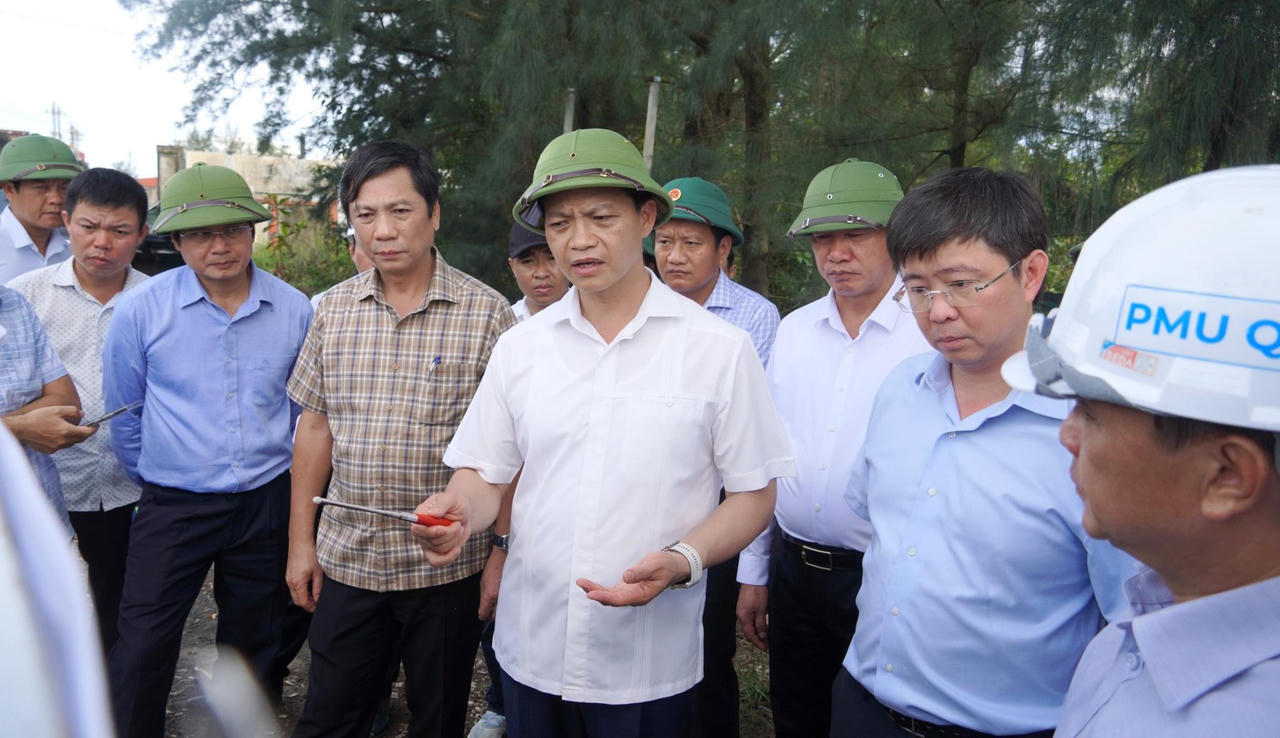 Bí thư Tỉnh ủy Vương Quốc Tuấn trực tiếp kiểm tra thực địa, nghe báo cáo về tiến độ và những điểm nghẽn của dự án. (Ảnh: T.N)