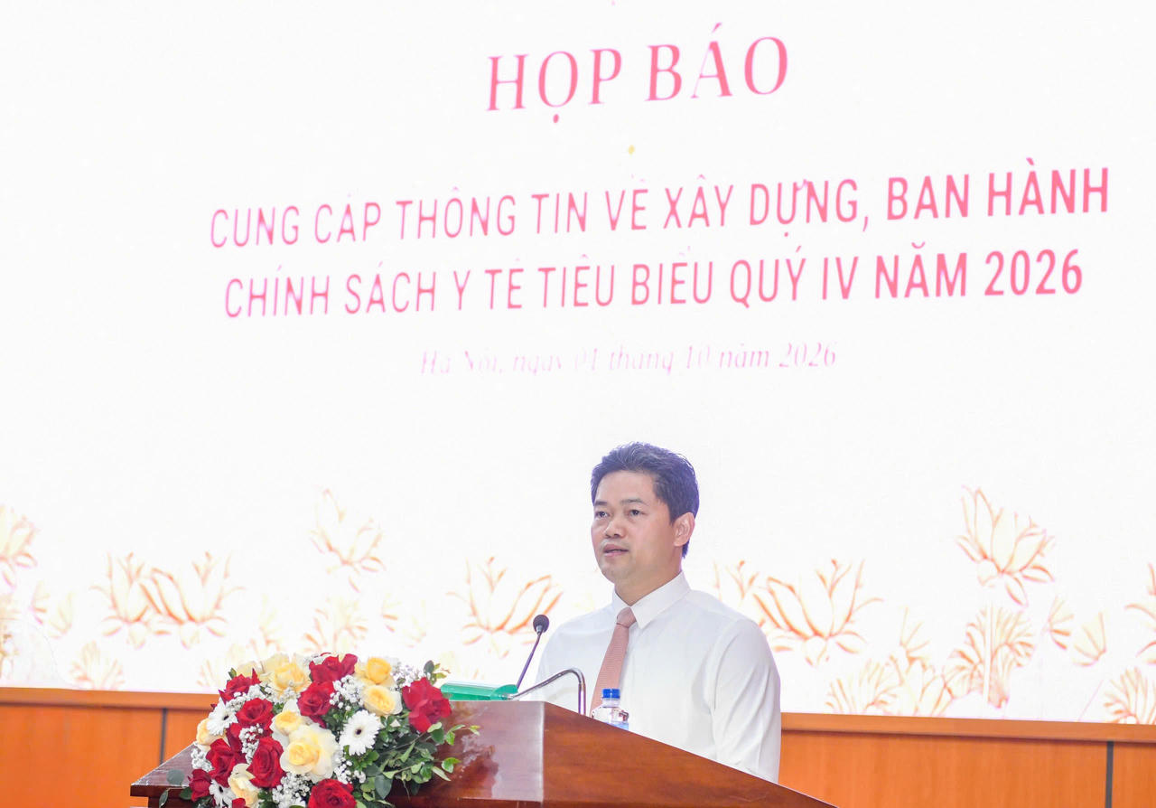 Thứ trưởng Thường trực Bộ Y tế Vũ Mạnh Hà phát biểu tại họp báo. Ảnh: Ngọc Nga