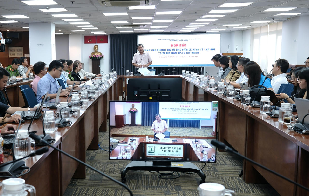 Công an TP HCM nêu 4 nguyên nhân tình trạng tái lấn chiếm vỉa hè trước cổng trường