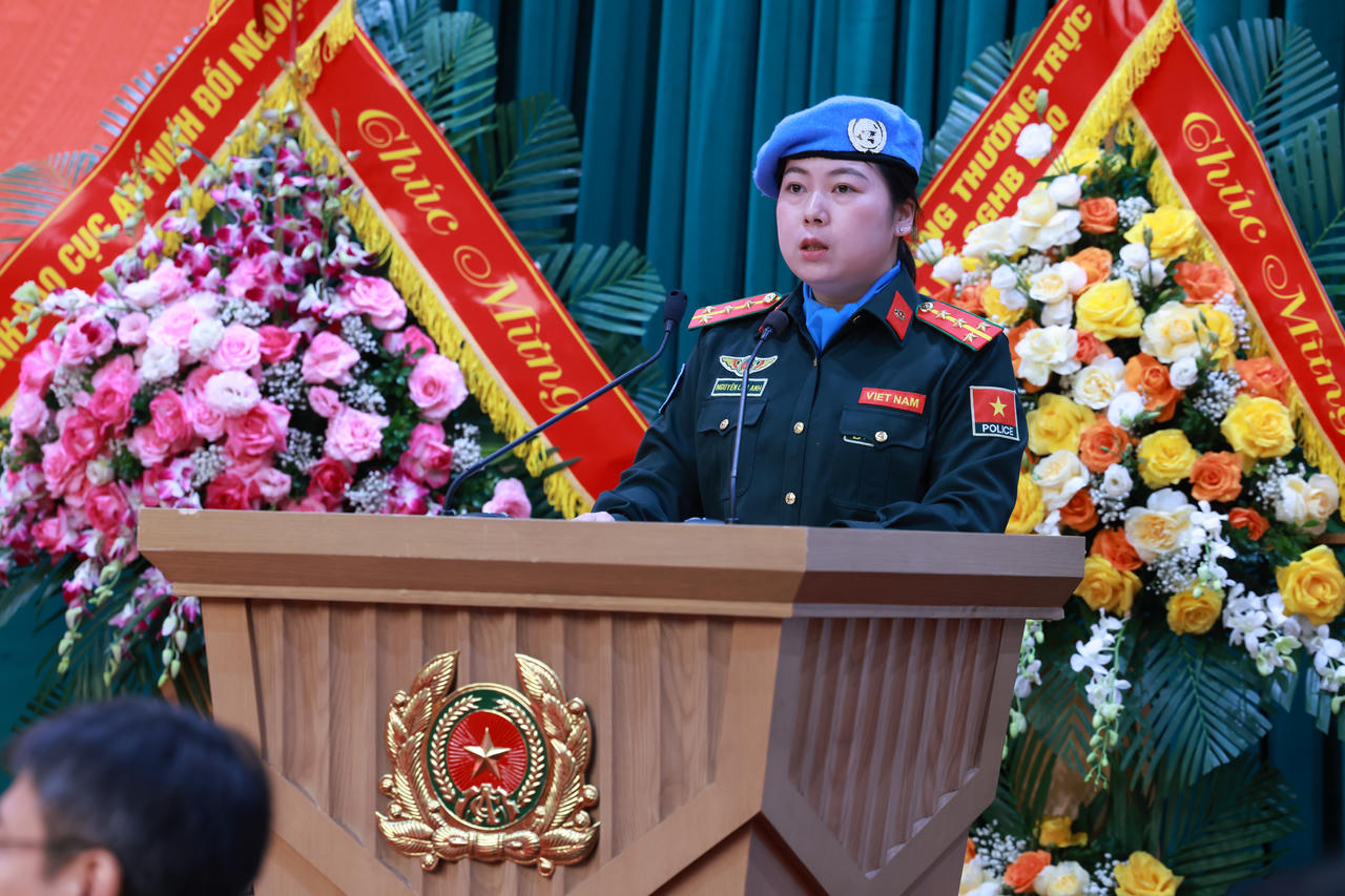 Đại úy Nguyễn Lan Anh đại diện Tổ công tác phát biểu nhận nhiệm vụ (Ảnh: LL GGHB cung cấp)