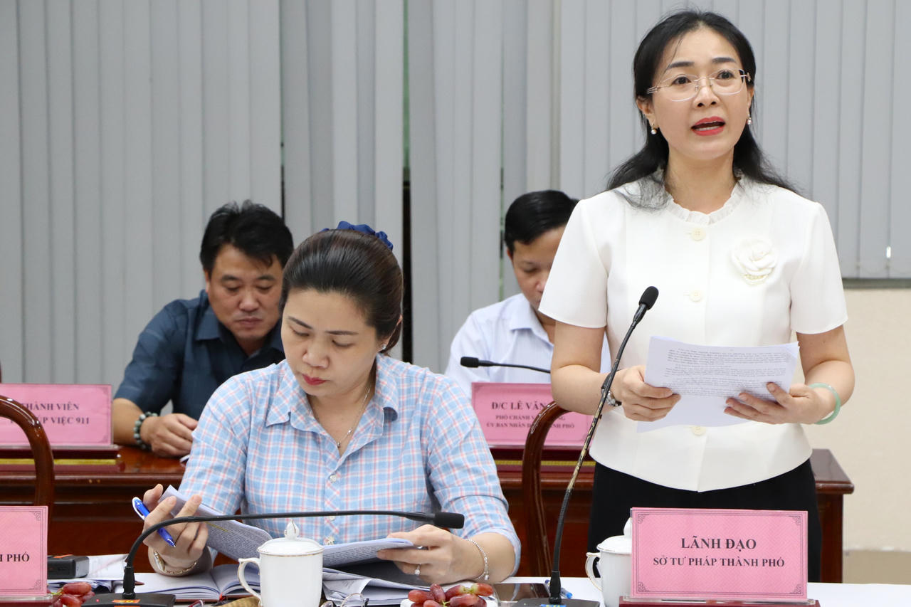 Giám đốc sở Tư pháp Đồng Nai Phạm Thị Bích Thủy báo cáo trước Đoàn kiểm tra (ảnh: Khánh Toàn)
