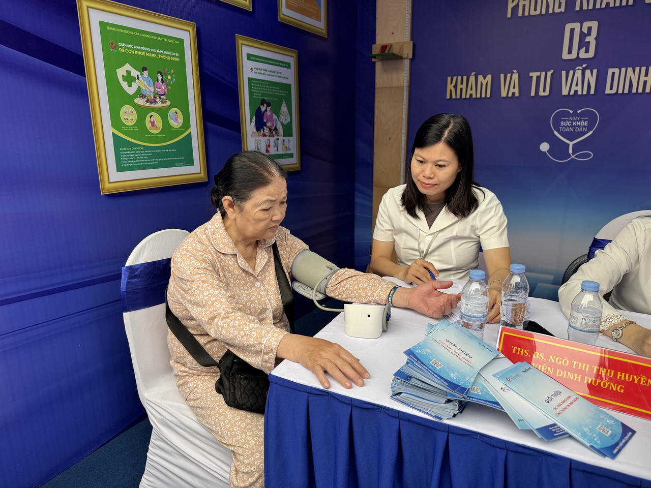 Khám sức khỏe định kỳ hoặc khám sàng lọc miễn phí ít nhất mỗi năm một lần có thể được thực hiện phối hợp giữa nhiều hình thức. (Ảnh: PV)
