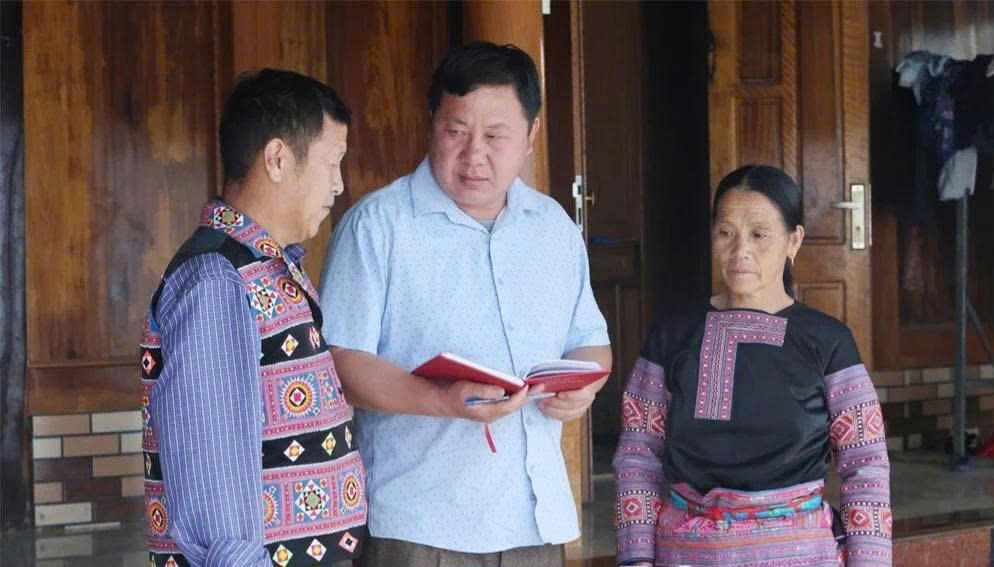 Cán bộ xã Pà Cò tăng cường tuyên truyền, phổ biến đến người dân các chủ trương của Đảng, chính sách, pháp luật của Nhà nước. (ảnh: Đức Anh)
