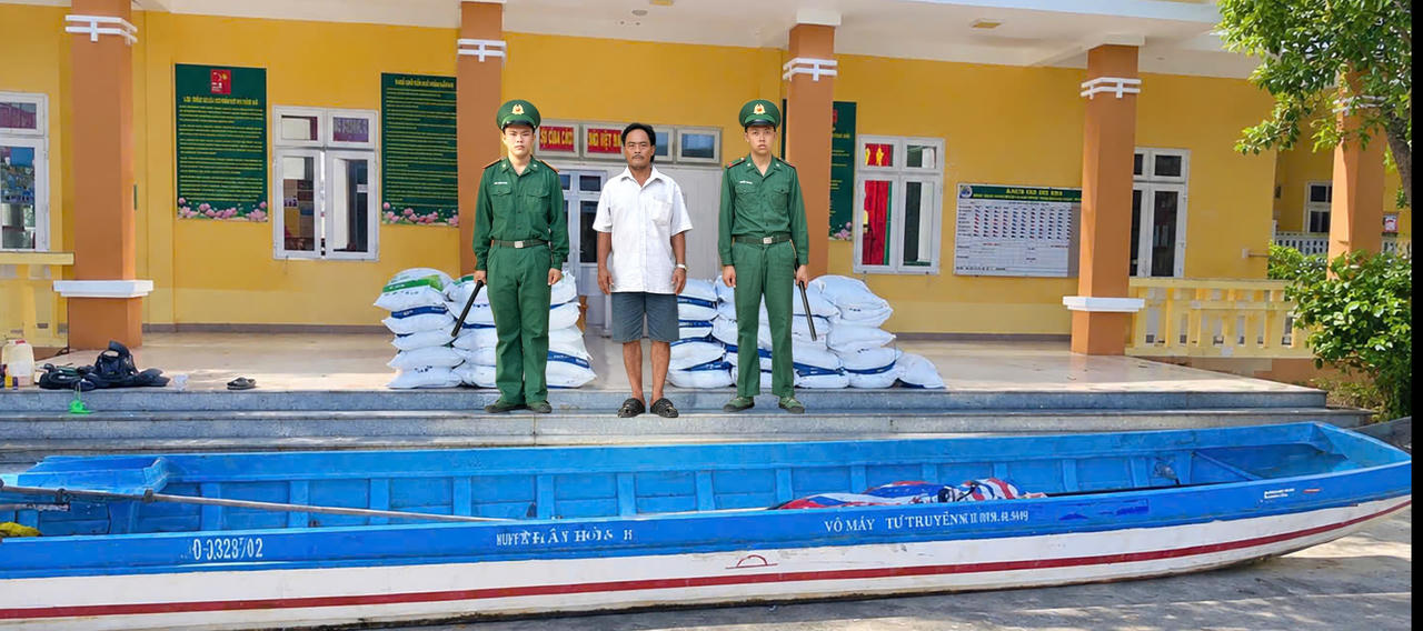 Bắt giữ đối tượng vận chuyển trái phép 1,8 tấn đường cát qua biên giới