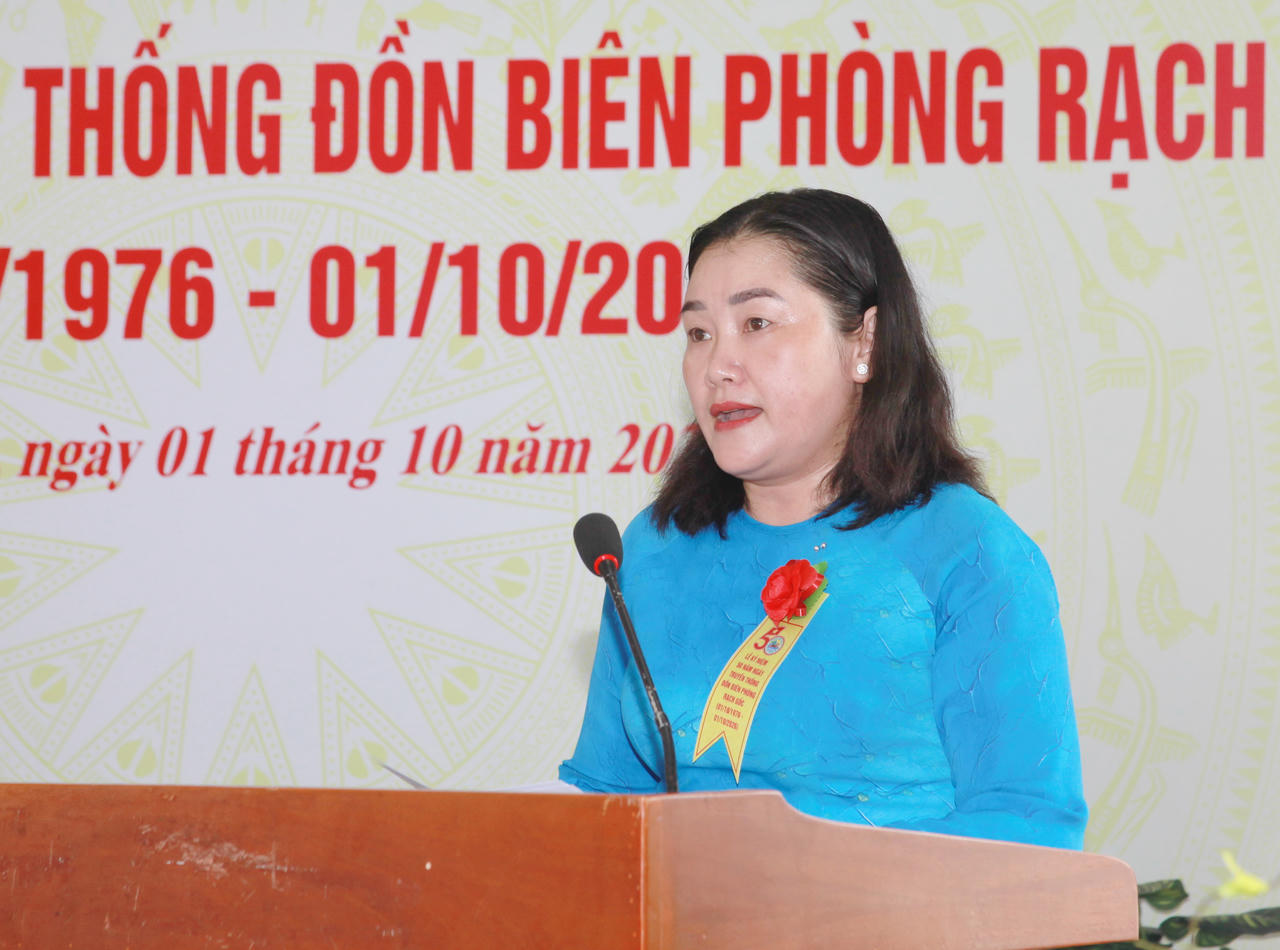 Bà Nguyễn Trúc Ly - Bí thư Đảng ủy, Chủ tịch HĐND xã Phan Ngọc Hiển, phát biểu tại buổi lễ, khẳng định sự phối hợp giữa địa phương và lực lượng BĐBP trong thực hiện nhiệm vụ (Ảnh: T.N).