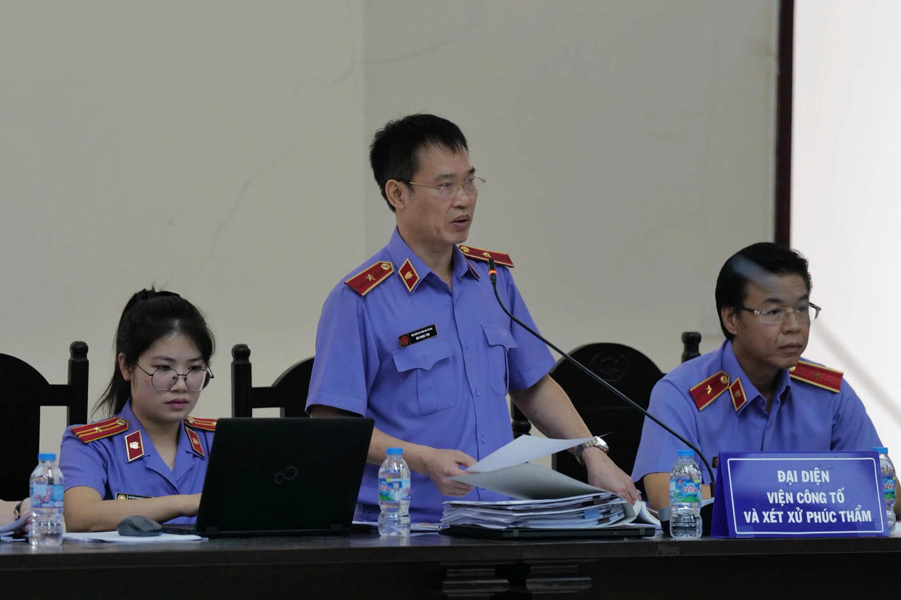 Đại diện VKS tại tòa. Ảnh: P.V.
