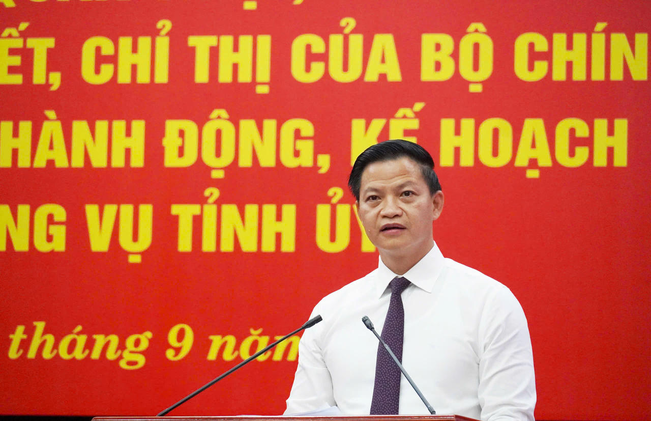 Bí thư Tỉnh ủy Vương Quốc Tuấn phát biểu chỉ đạo tại Hội nghị quán triệt, triển khai các nghị quyết, chỉ thị của Bộ Chính trị và chương trình hành động của Ban Thường vụ Tỉnh ủy. (Ảnh: X.P)