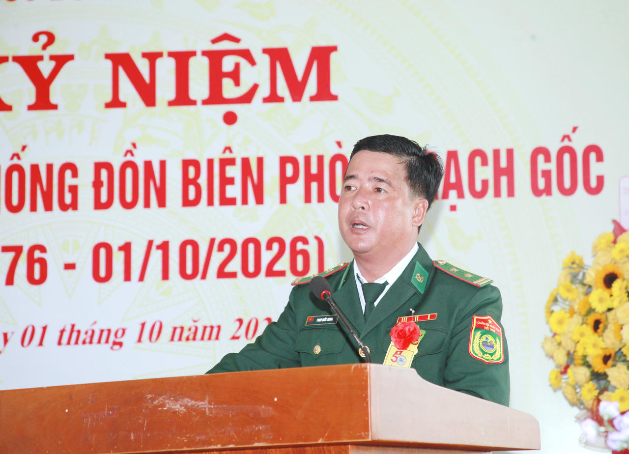 Trung tá Phạm Quốc Trung - Đồn trưởng Đồn BP Rạch Gốc, trình bày diễn văn ôn lại truyền thống 50 năm của đơn vị (Ảnh: T.N).