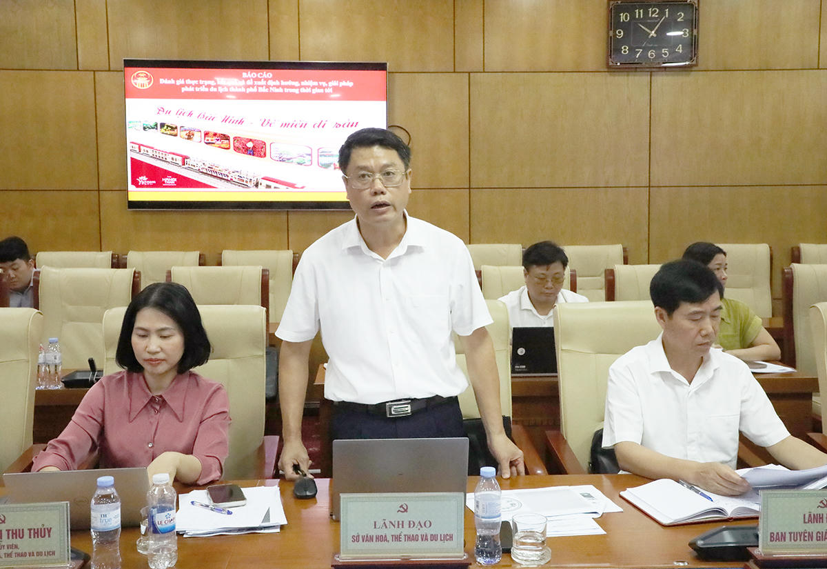 Phó Giám đốc Sở Văn hóa, Thể thao và Du lịch Đỗ Tuấn Khoa trình bày báo cáo tại buổi làm việc. (Ảnh Hữu Thắng)