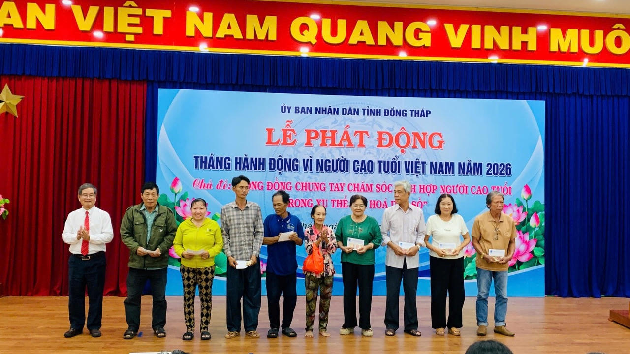 Tặng quà cho người cao tuổi có hoàn cảnh khó khăn. (Ảnh: Hồng Loan)
