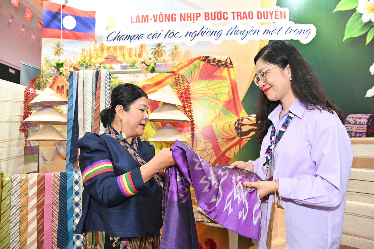 Khai mạc Tuần lễ sản phẩm Việt - Lào