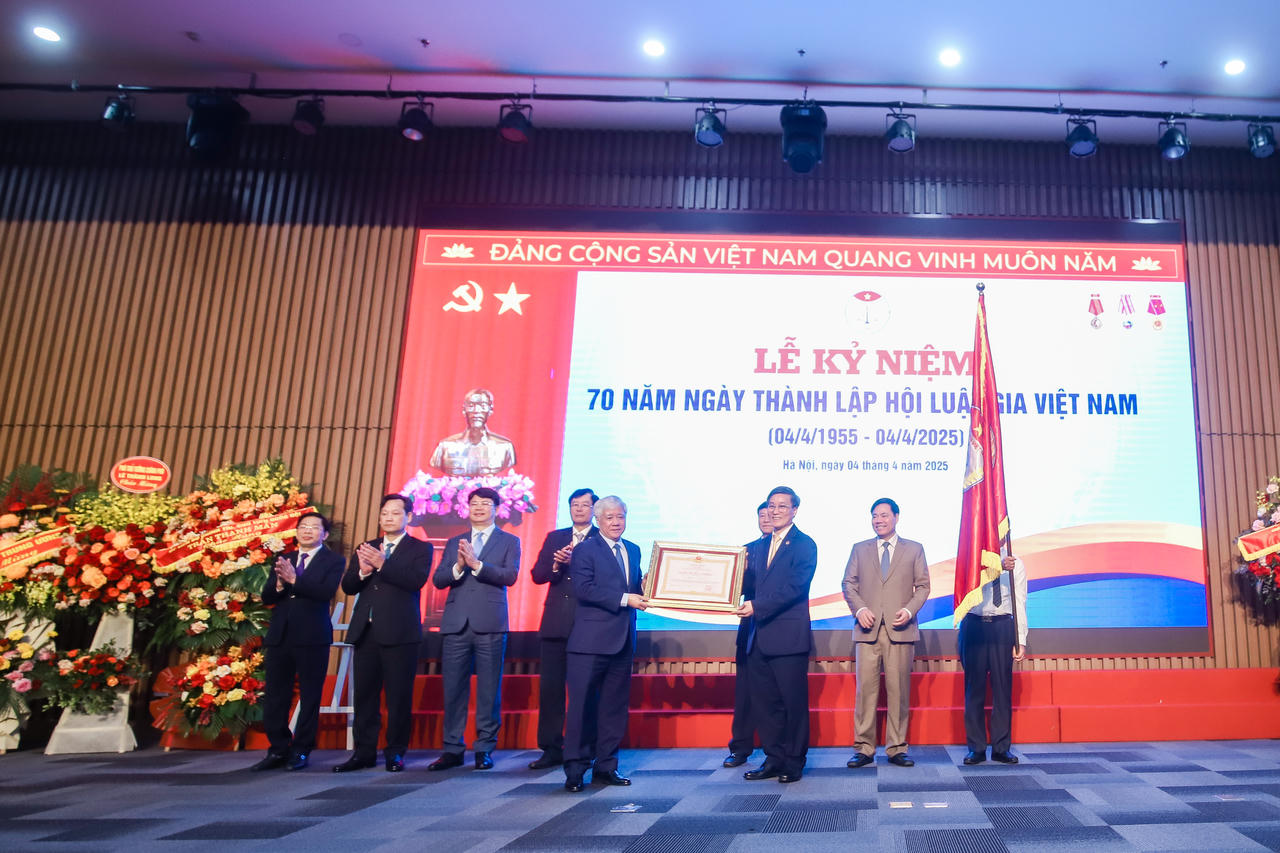 Hội Luật gia Việt Nam đón nhận Huân chương Lao động hạng Nhất nhân kỷ niệm 70 năm ngày thành lập.