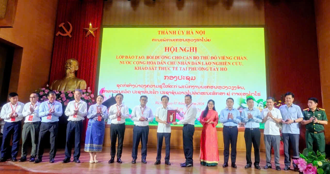 Ban Thường vụ Đảng ủy phường Tây Hồ tặng quà kỷ niệm tới đoàn cán bộ Thủ đô Viên Chăn (Ảnh: Hà Phương).