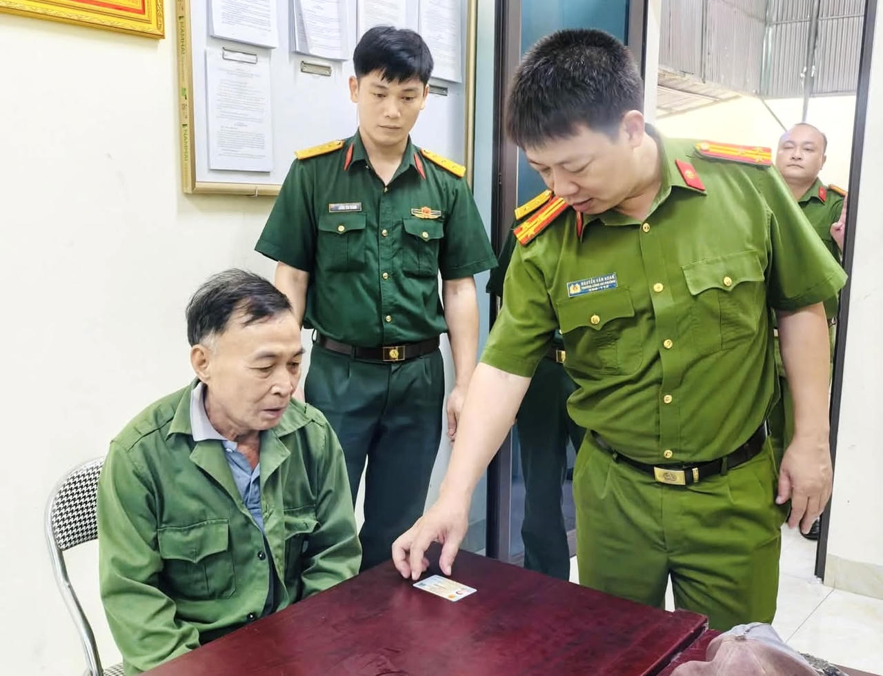 Lực lượng Công an phường Lào Cai phối hợp cùng Cơ quan An ninh điều tra Quân khu 2 bắt giữ thành công đối tượng Lý Văn Tài sau hơn 33 năm lẩn trốn. (Ảnh: CAPLC)