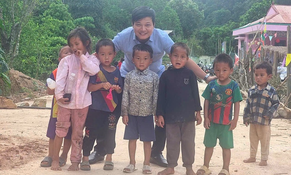 Các em nhỏ tại bản C5 sắp được học trực tuyến. 