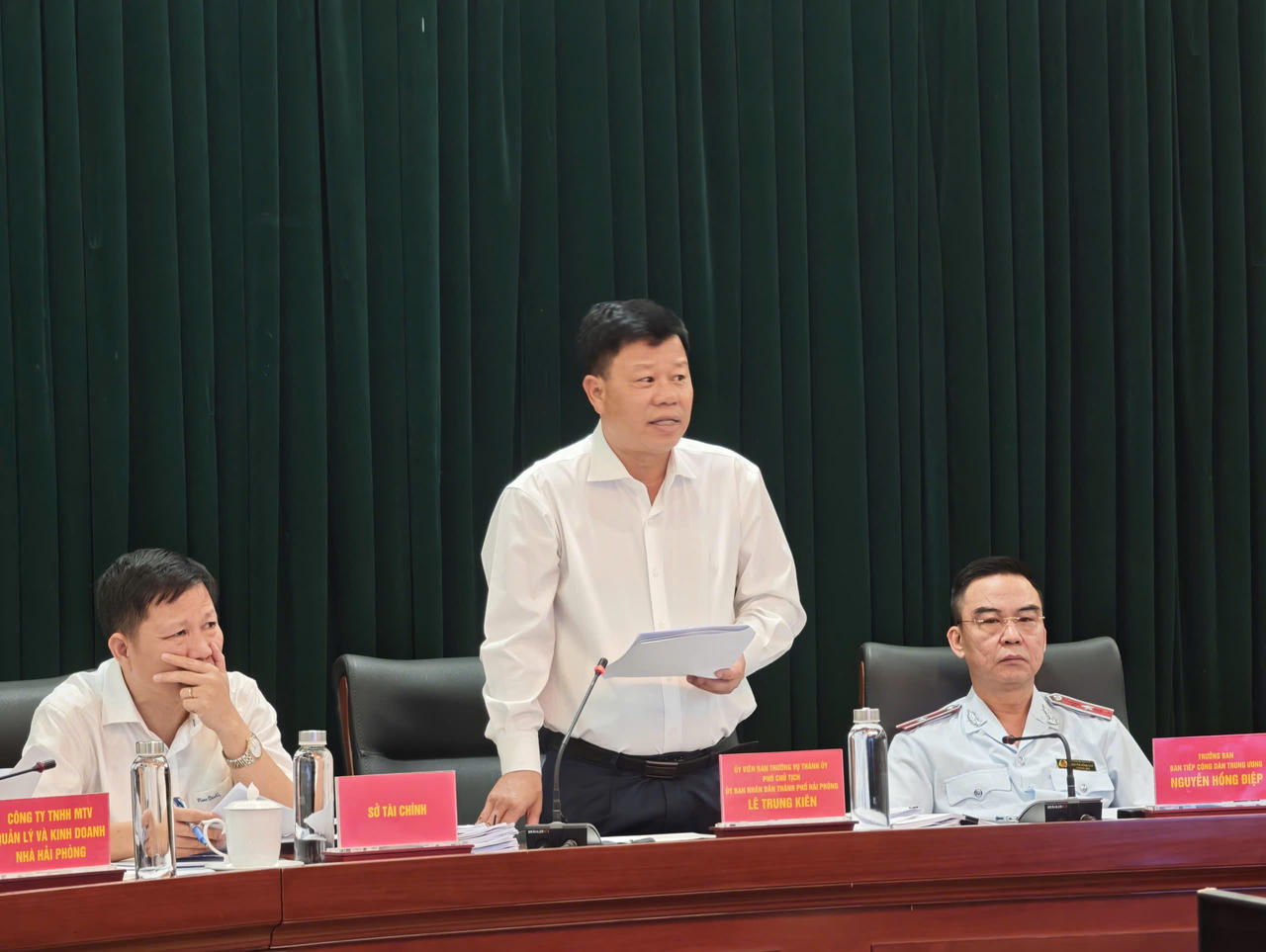 Phó Chủ tịch UBND TP Hải Phòng Lê Trung Kiên phát biểu tại cuộc đối thoại (Ảnh: Đông Bắc)