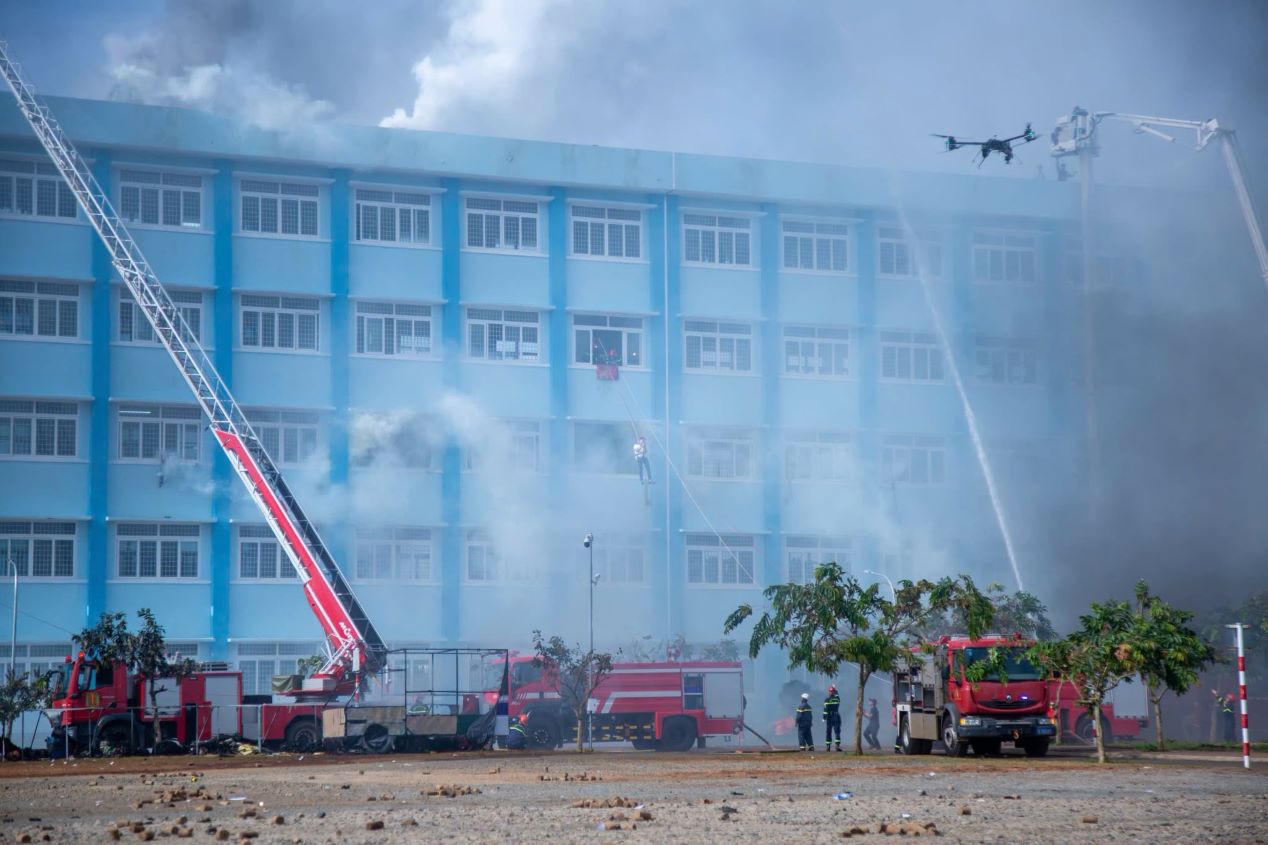 Lực lượng Cảnh sát phòng cháy, chữa cháy và cứu nạn, cứu hộ phối hợp diễn tập. Ảnh CA