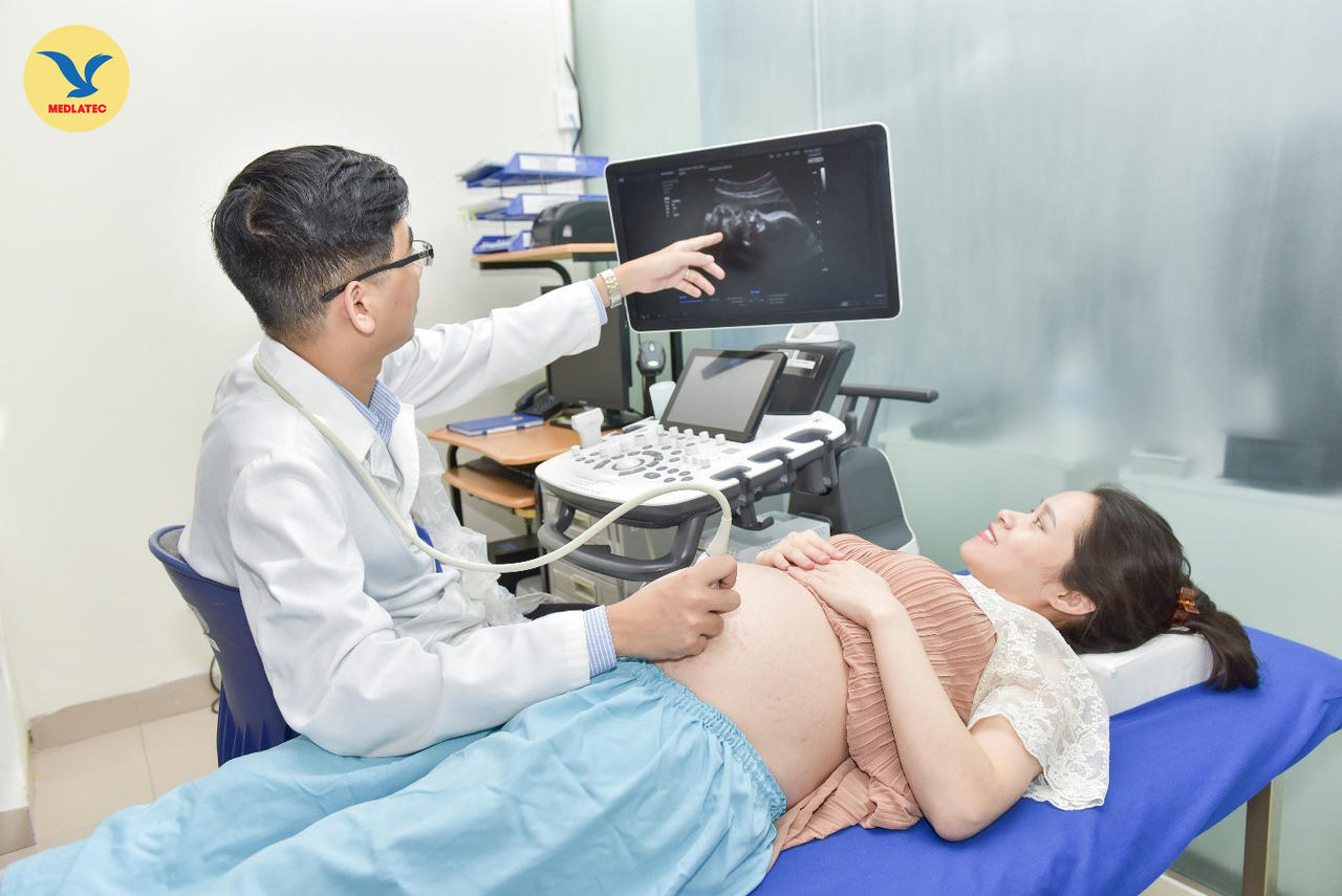 Thai phụ siêu âm theo dõi thai định kỳ tại MEDLATEC.