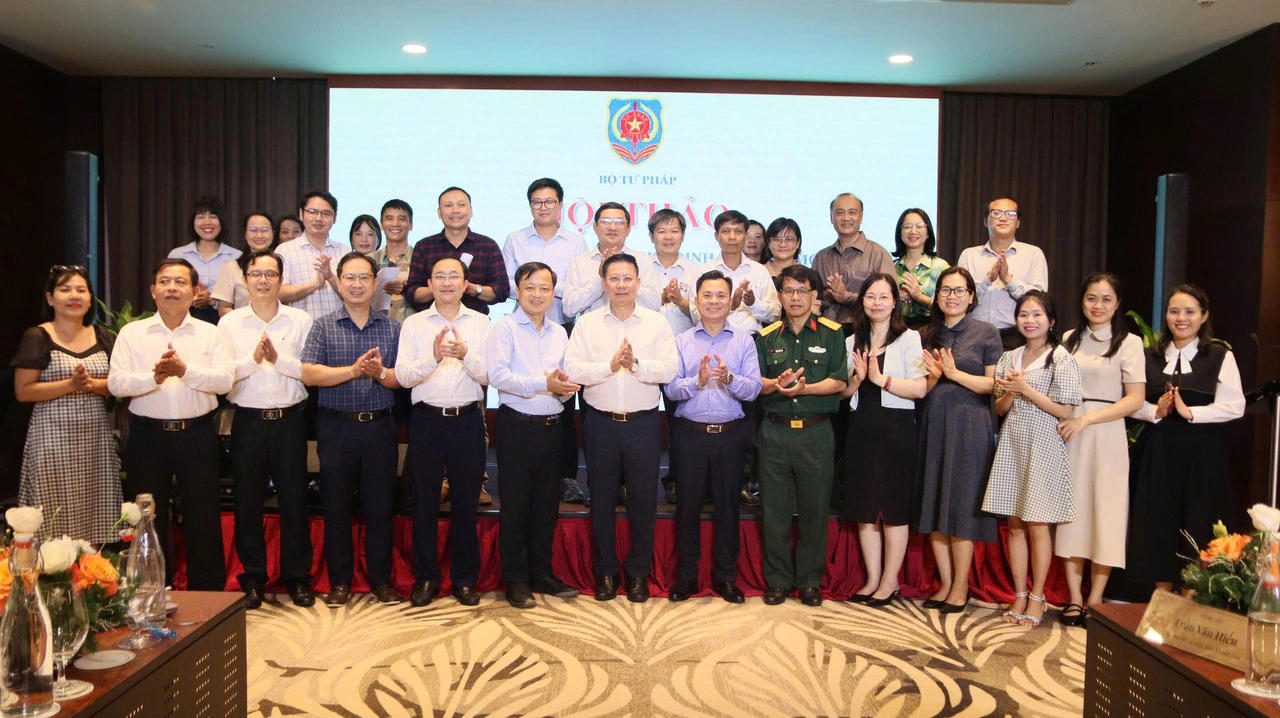 Thứ trưởng Nguyễn Thanh Ngọc chụp ảnh lưu niệm cùng các đại biểu tham dự.