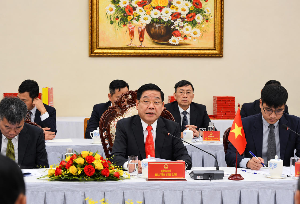 Thượng tướng Nguyễn Văn Gấu, Ủy viên Trung ương Đảng, Ủy viên Quân ủy Trung ương, Thứ trưởng Bộ Quốc phòng phát biểu tại Kỳ họp.