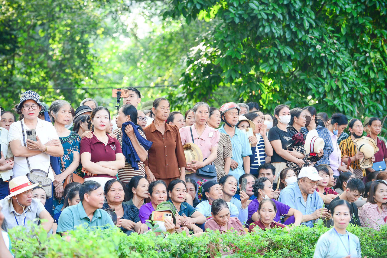 Đông đảo người dân địa phương và du khách có mặt tại lễ khai mạc (Ảnh: Hoàng Đông).