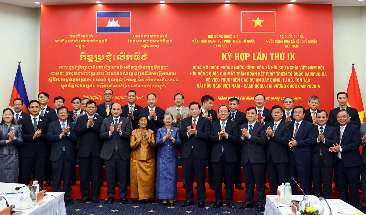 Đoàn đại biểu Việt Nam và Campuchia chụp ảnh lưu niệm tại Kỳ họp lần thứ IX.