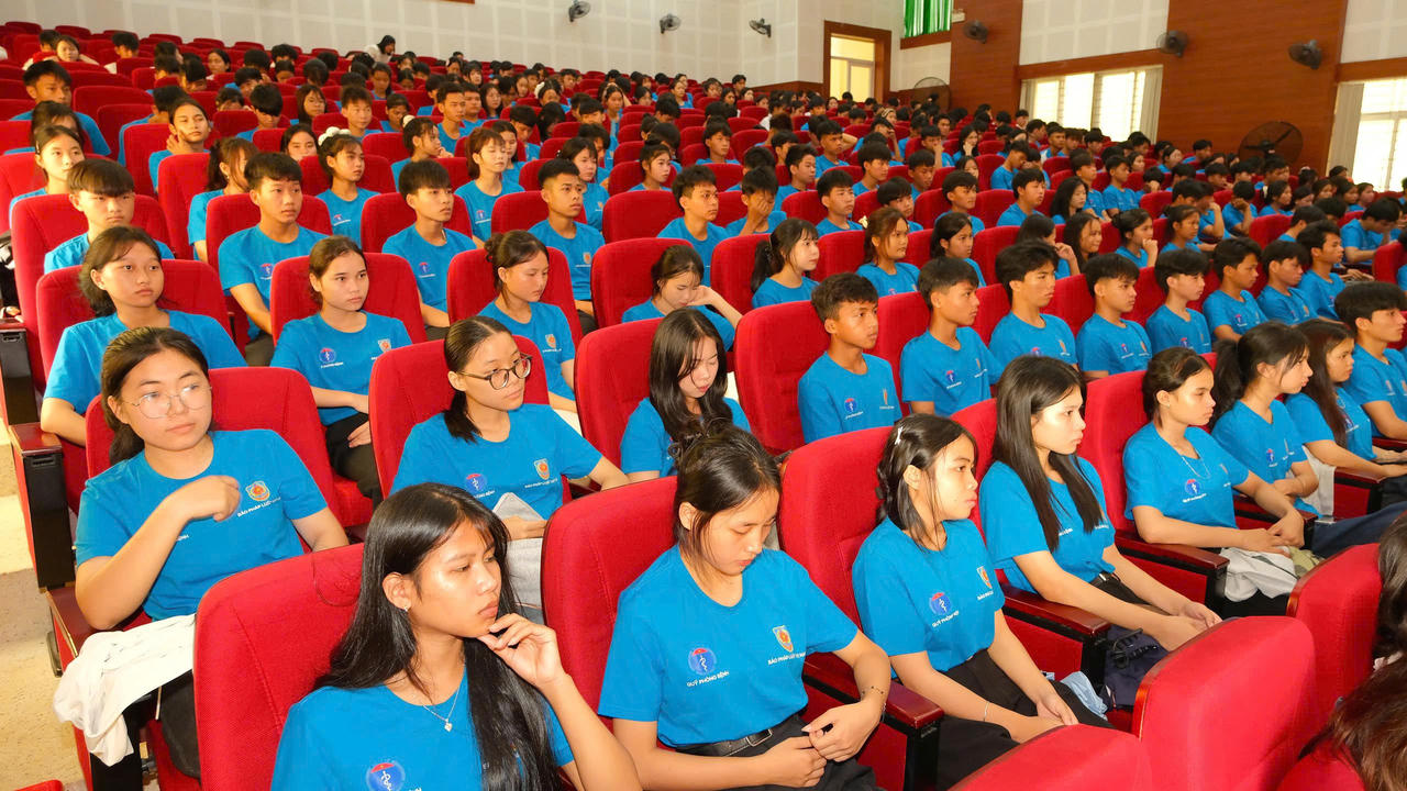Nâng cao nhận thức cho sinh viên là một trong những giải pháp góp phần xây dựng môi trường học tập không khói thuốc. (Ảnh: Trần Tuyền)