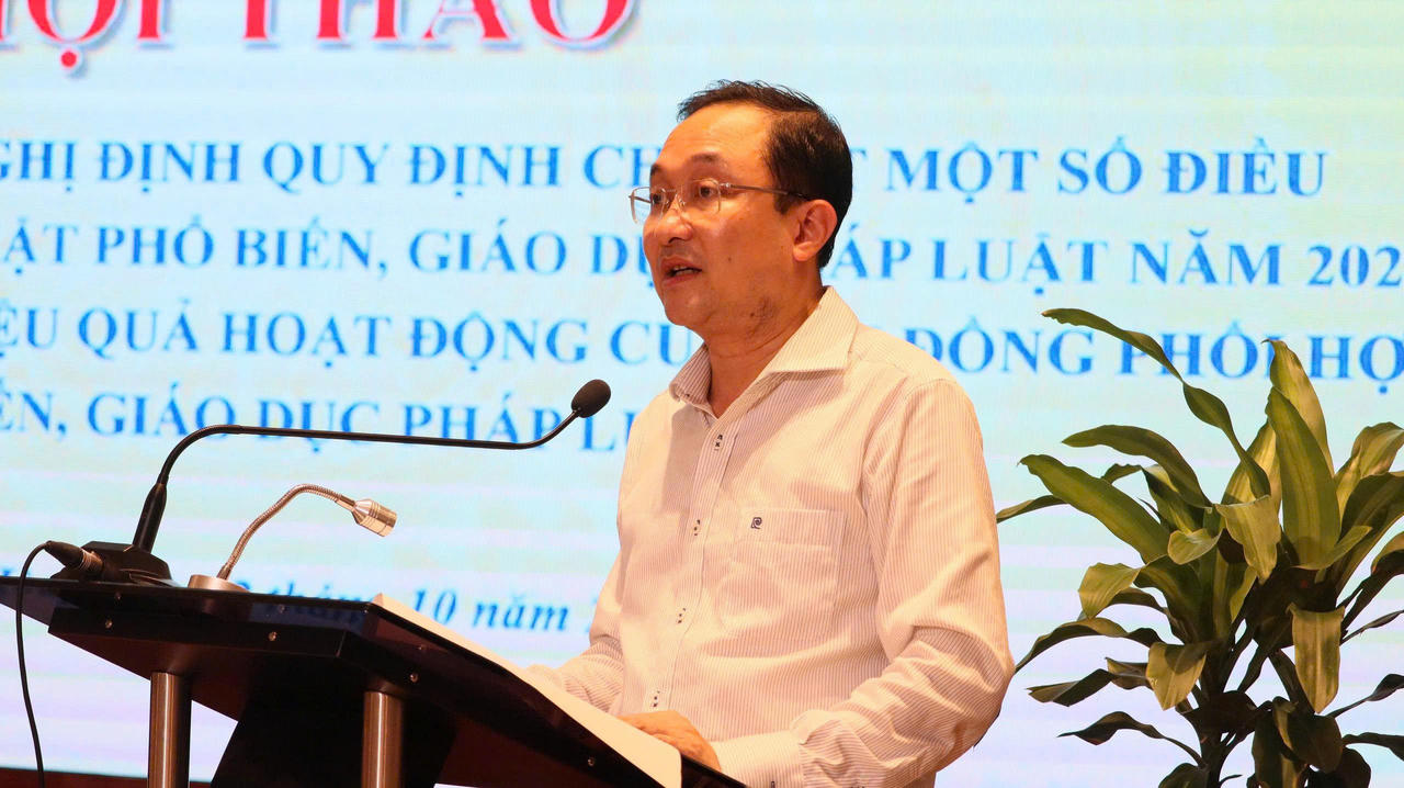 Phó Cục trưởng Cục Phổ biến, giáo dục pháp luật và Trợ giúp pháp lý Phan Hồng Nguyên phát biểu tại Hội thảo.