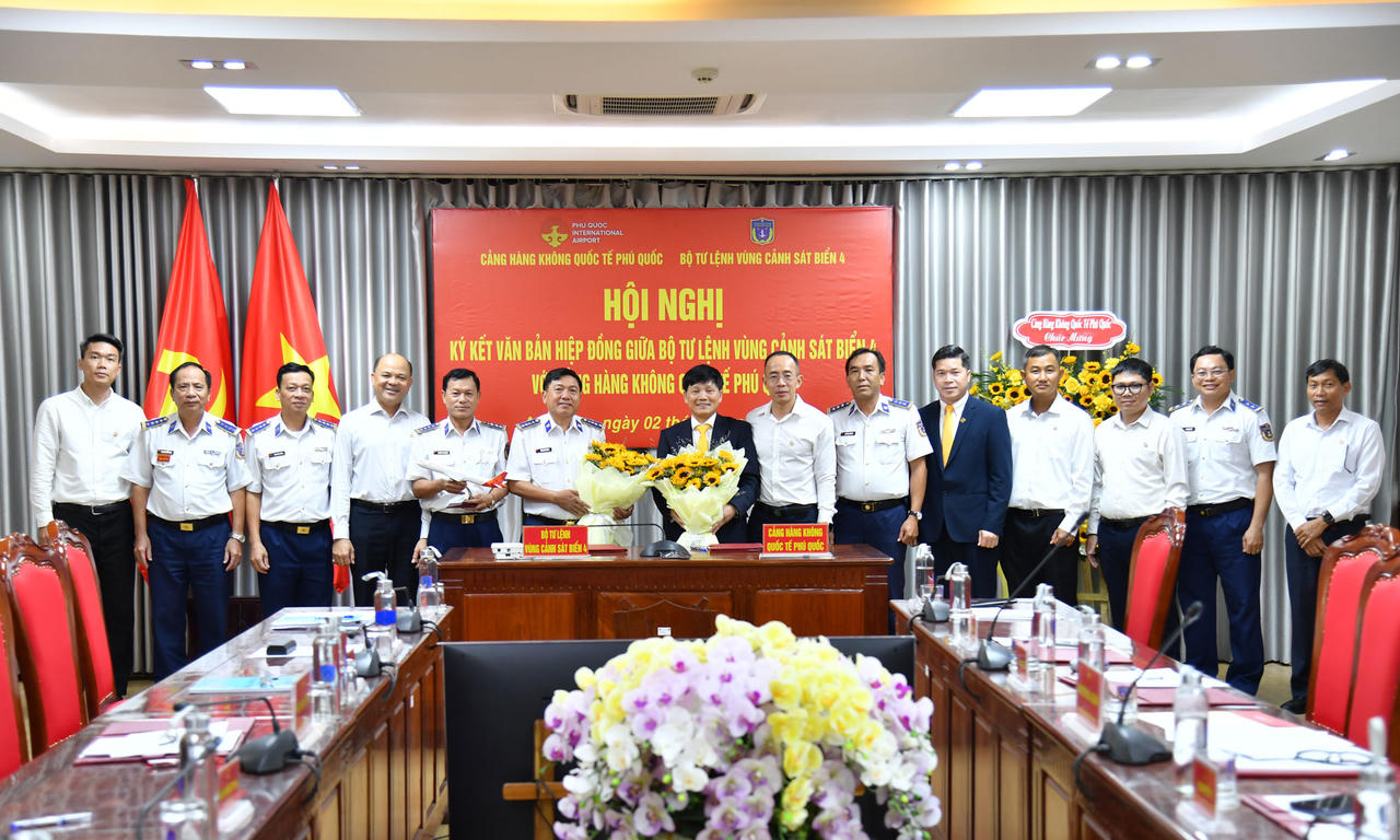 Các đại biểu chụp ảnh lưu niệm. Ảnh: Khánh Thùy