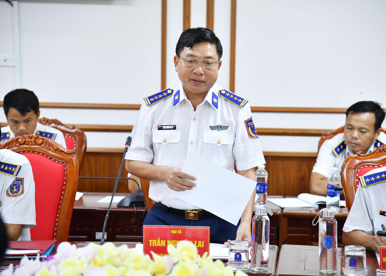 Đại tá Trần Nguyên Lai - Phó Tư lệnh, Tham mưu trưởng Bộ Tư lệnh Vùng Cảnh sát biển 4 phát biểu tại Hội nghị. Ảnh: Khánh Thùy