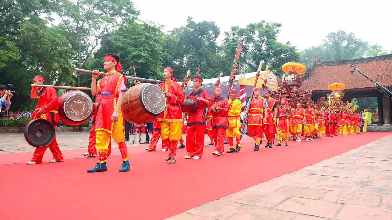 Nghi thức rước kiệu Đức vua Lê Thái Tổ, kiệu Trung Túc vương Lê Lai về sân rồng Chính điện Lam Kinh (Ảnh: Hoàng Đông).