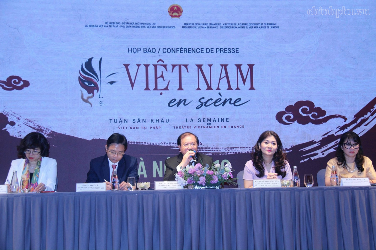 Thứ trưởng Bộ Văn hoá, Thể thao và Du lịch Tạ Quang Đông chia sẻ "Tuần Sân khấu Việt Nam tại Pháp" (Ảnh: Ngọc Bích).