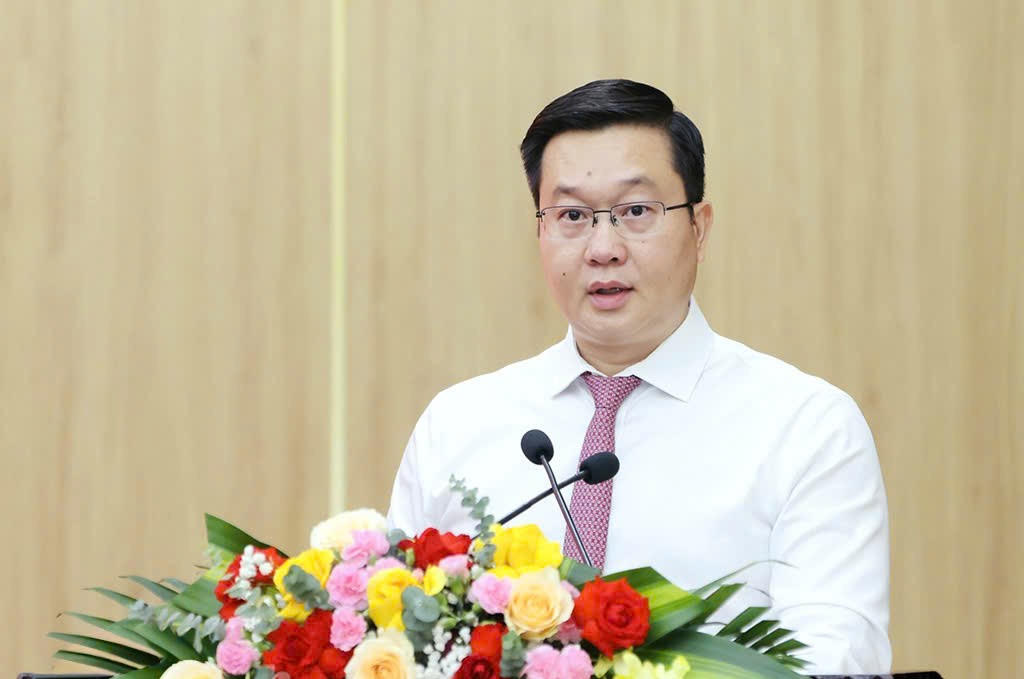 Ông Trần Đăng Quỳnh, Ủy viên Dự khuyết Trung ương Đảng, Phó Bí thư Thường trực Tỉnh ủy báo cáo tại Hội nghị (ảnh: Đức Lam)