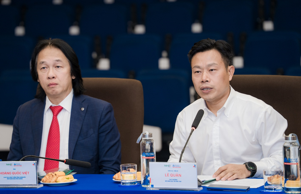GS.TS Lê Quân, Thứ trưởng Bộ Giáo dục & Đào tạo (bên phải) yêu cầu phải các trường phải bảo đảm chất lượng và tăng cường quản trị bằng dữ liệu. Ảnh: HSU