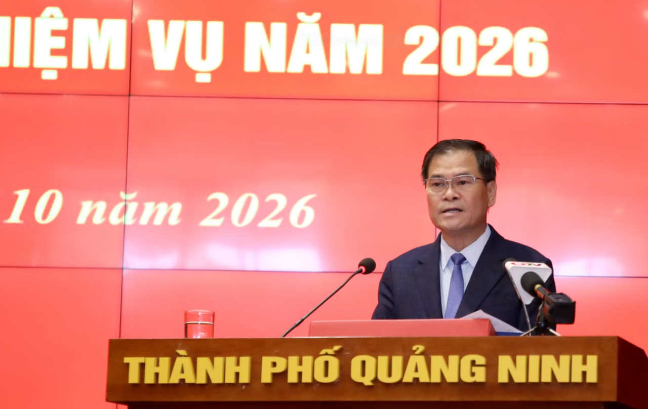 Ông Bùi Văn Khắng - Phó Bí thư Thành ủy, Chủ tịch UBND thành phố Quảng Ninh, Chủ tịch Hội đồng Thi đua - Khen thưởng thành phố, phát biểu tại hội nghị. (Ảnh: Cổng TTĐT Quảng Ninh)