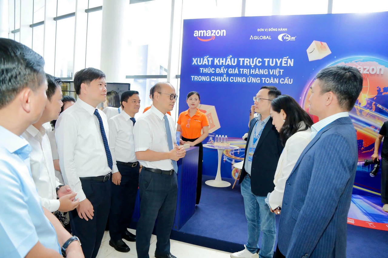 Đại biểu tham quan không gian trưng bày bên lề Hội nghị. (ảnh Đàm Thanh)
