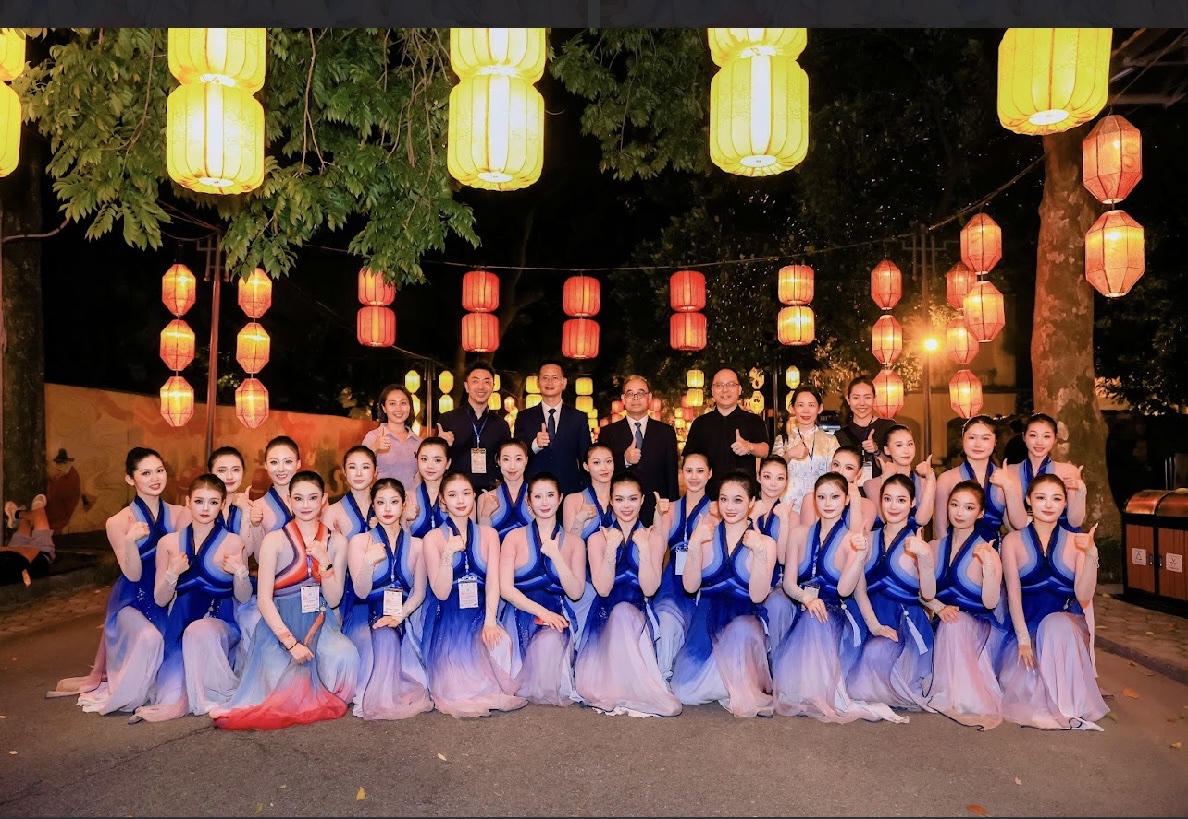 Đoàn nghệ thuật của Học viện Nghệ thuật Quảng Tây tham dự liên hoan văn hóa lần này (Ảnh: Hoài Lê).