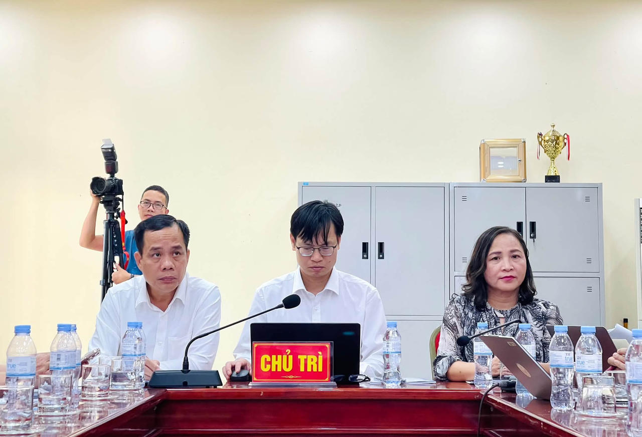 Các đồng chí chủ trì Hội nghị. Ảnh: P.H