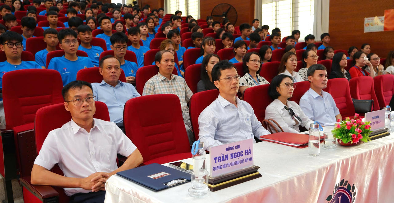 Từ những chương trình truyền thông trực tiếp, thông điệp về xây dựng môi trường không khói thuốc được lan tỏa đến cộng đồng. (Ảnh: Trần Tuyền)