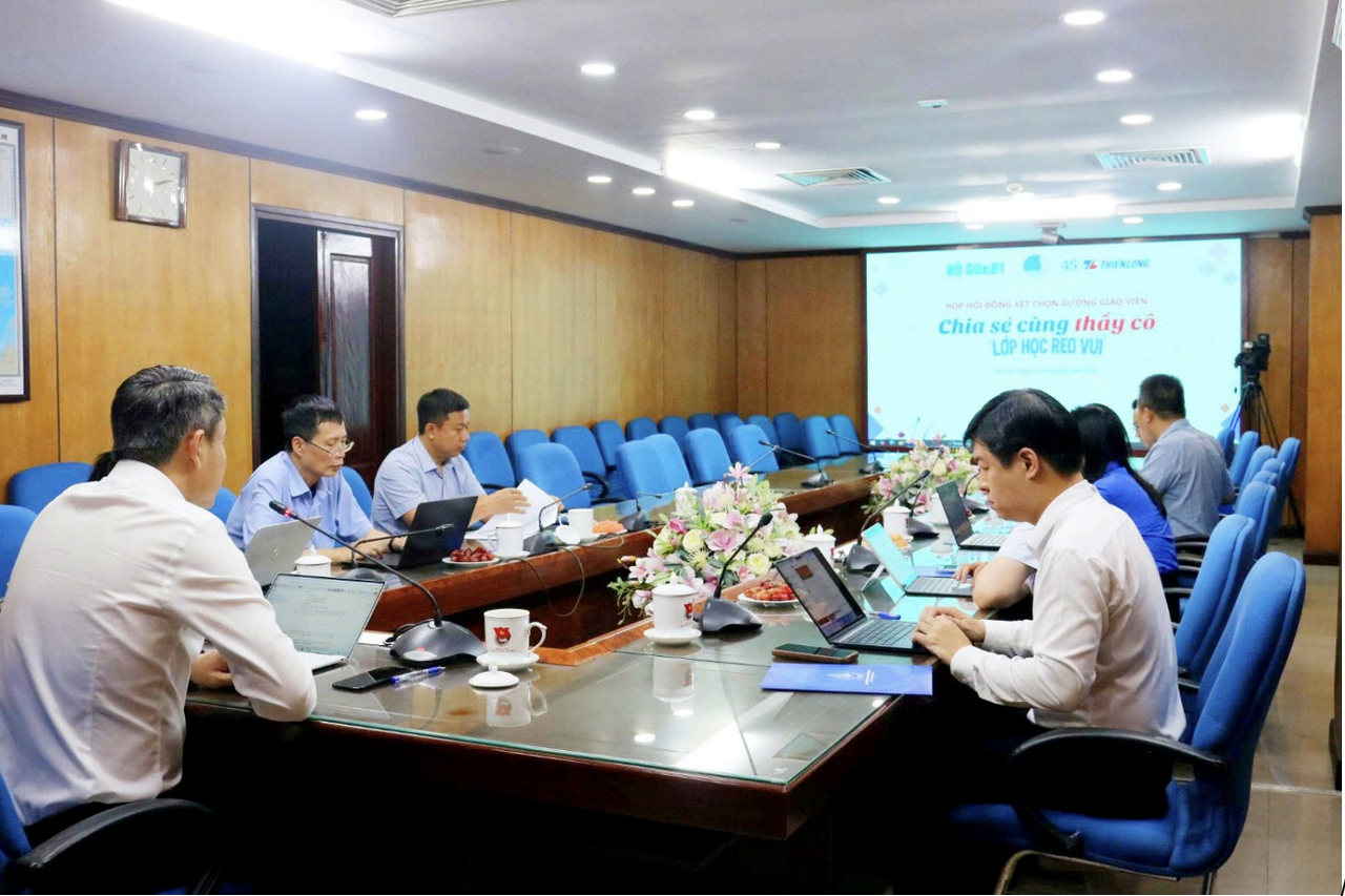 Anh Nguyễn Kim Quy – Bí thư Trung ương Đoàn, Chủ tịch Hội Liên hiệp Thanh niên Việt Nam chủ trì hội đồng xét chọn giáo viên chương trình “Chia sẻ cùng thầy cô” năm 2026. (Ảnh: BTC)