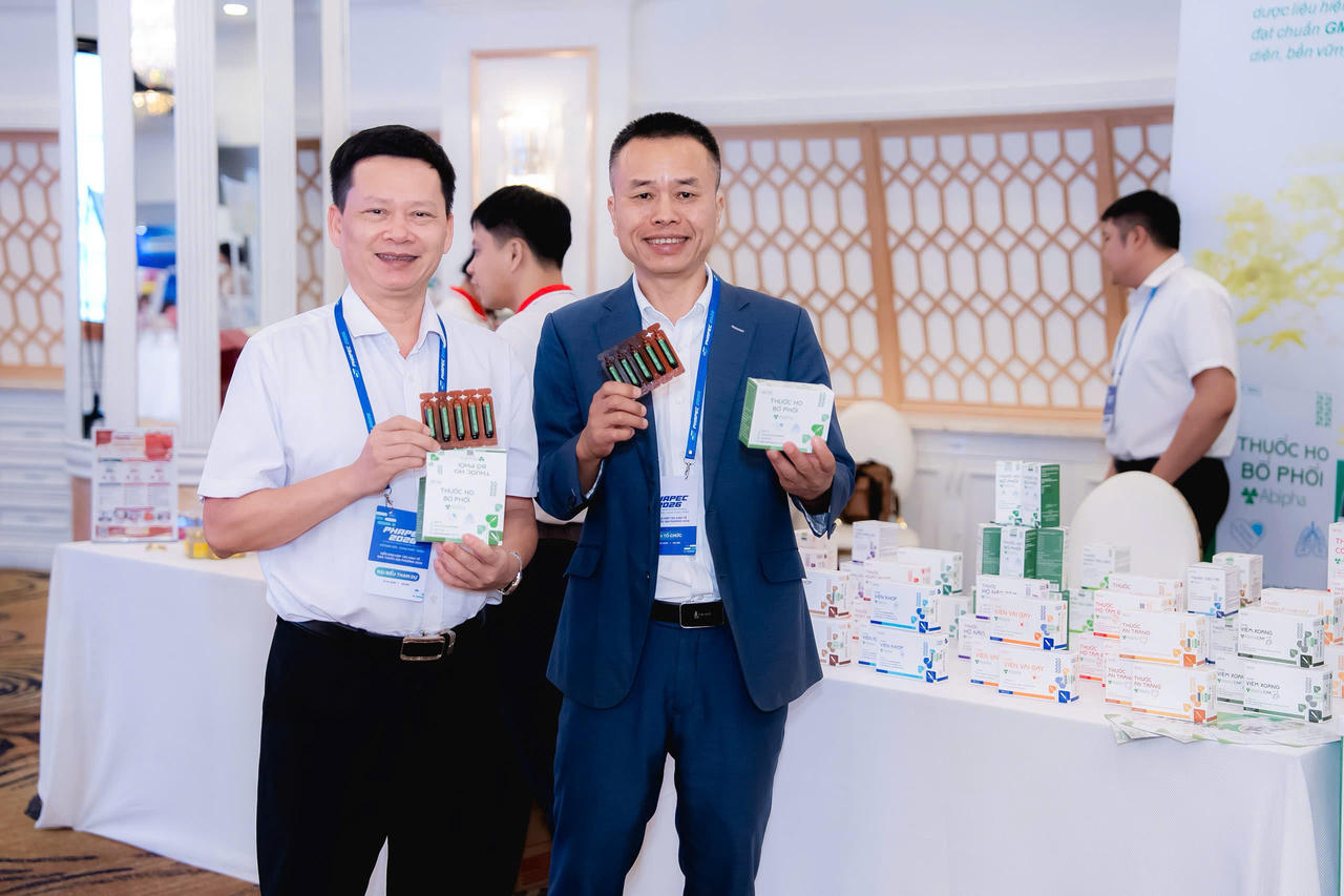 Dược sĩ Nguyễn Minh Tuấn, Chủ tịch Hội Doanh nghiệp Dược Hà Nội (bên phải ảnh), ghé thăm gian hàng Abipha tại PHAPEC 2026 (Ảnh do Abipha cung cấp)