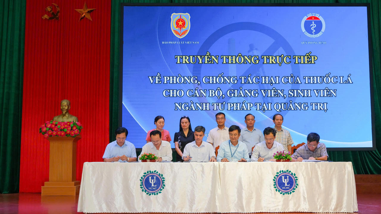 Đại diện các đơn vị ký cam kết đẩy mạnh phòng, chống tác hại của thuốc lá tại Quảng Trị. (Ảnh: Trần Tuyền)