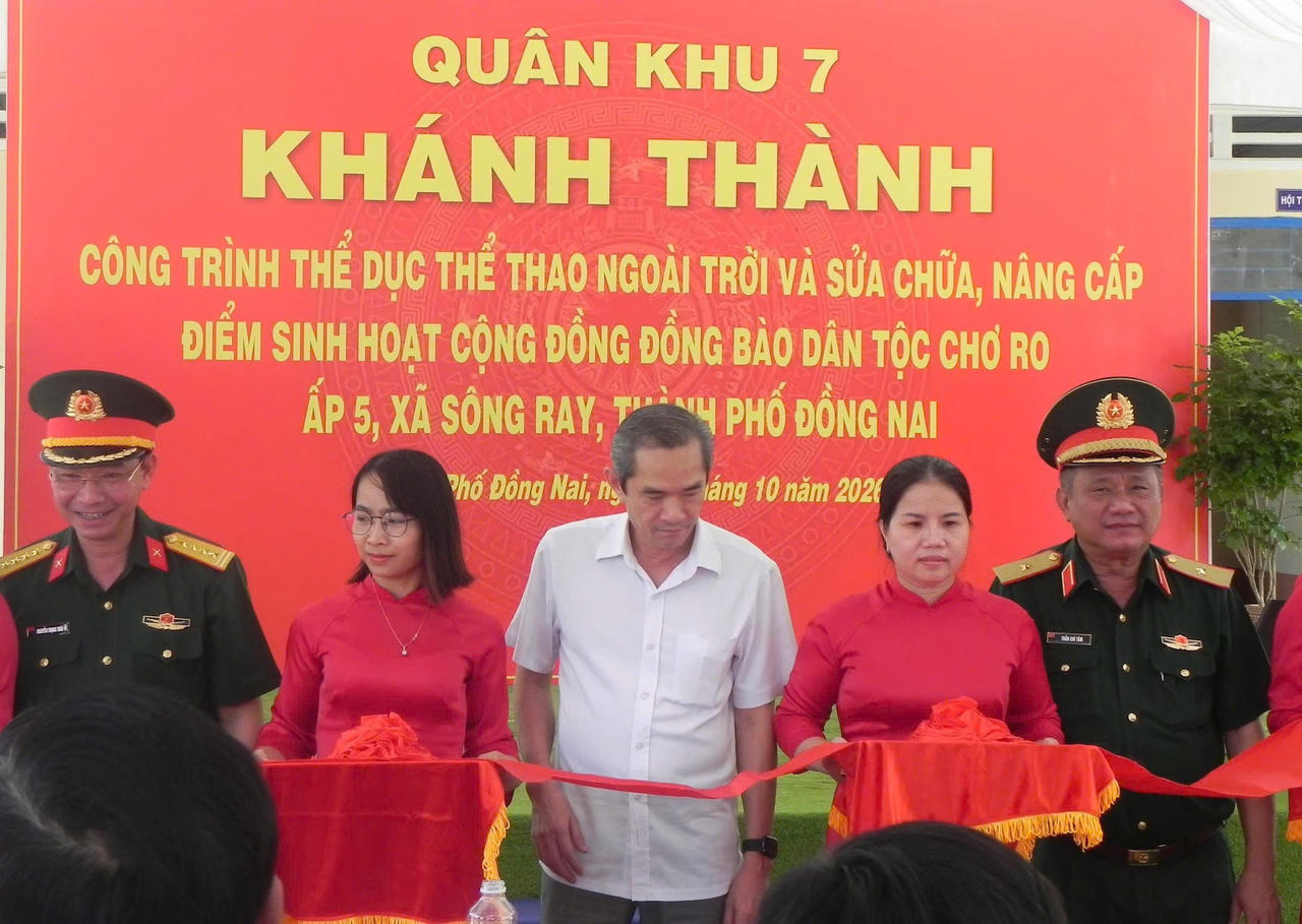 Thiếu tướng Trần Chí Tâm cùng các đại biểu cắt băng khánh thành công trình thể dục thể thao