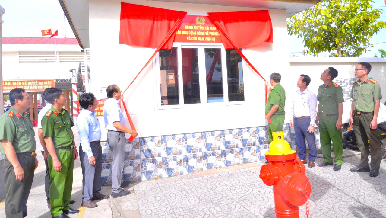 Công an tỉnh Cà Mau ra mắt Trung tâm Giáo dục cộng đồng về PCCC và CNCH, ngày 16/5/2026 (Ảnh: H.Đ).