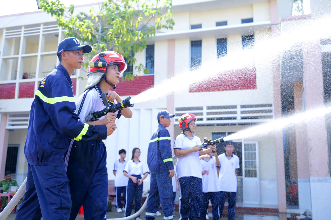 Học sinh thực hành sử dụng các thiết bị chữa cháy tại Trung tâm Giáo dục cộng đồng về PCCC và CNCH (Ảnh: H.Đ).