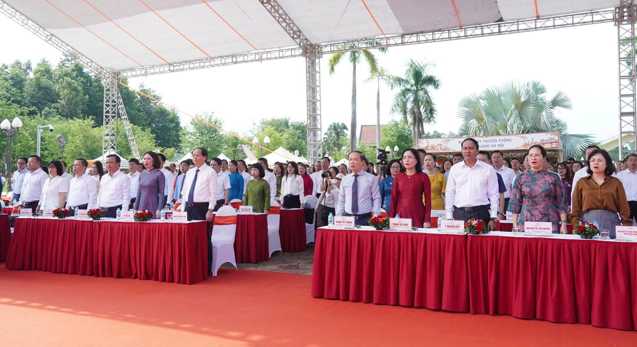 Các đại biểu dự chương trình.