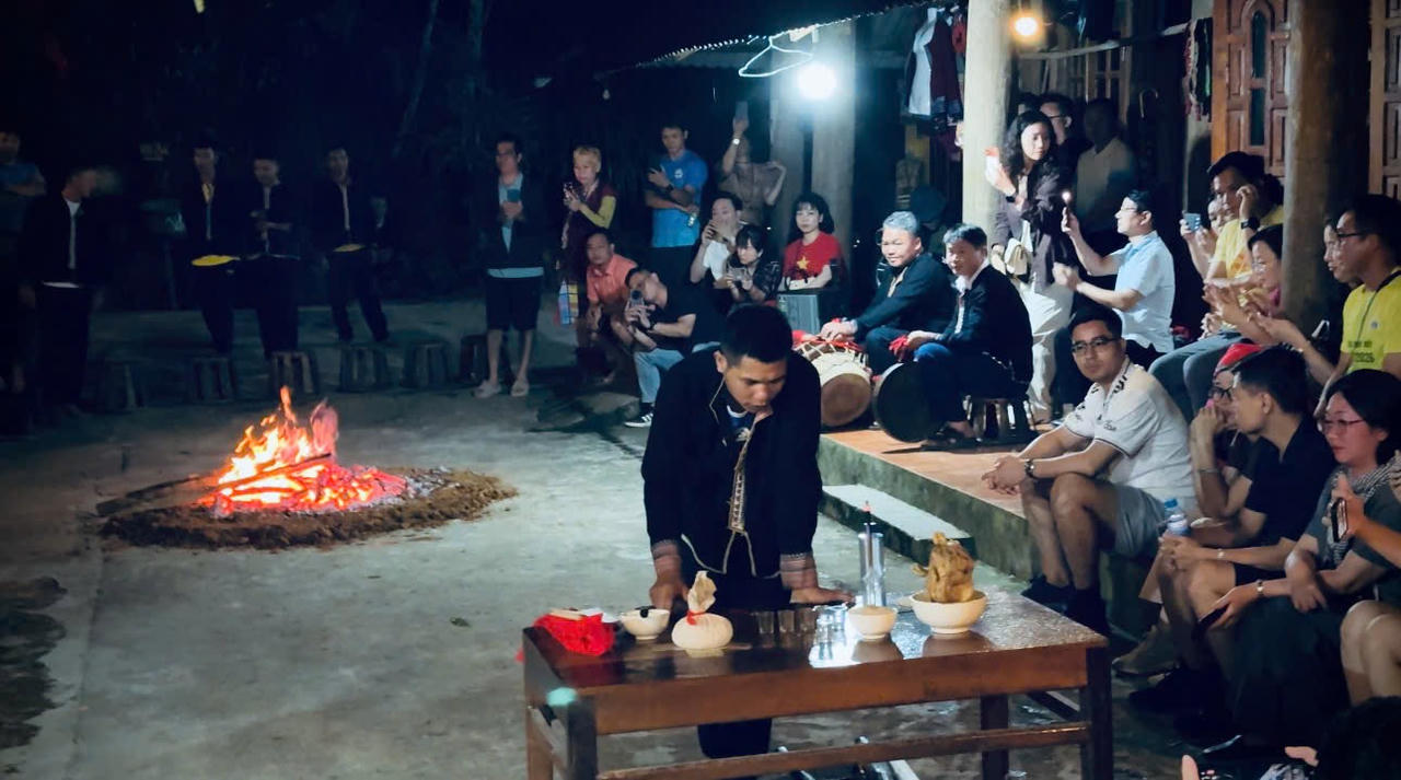 Trước khi nghi lễ diễn ra, thầy cúng thực hiện các nghi thức theo phong tục, cầu xin sự phù hộ của thần linh và tổ tiên. Tiếng trống vang lên giữa núi rừng, hòa cùng ánh lửa bập bùng tạo nên không gian vừa trang nghiêm vừa sôi động (Ảnh: Nguyễn Hải).
